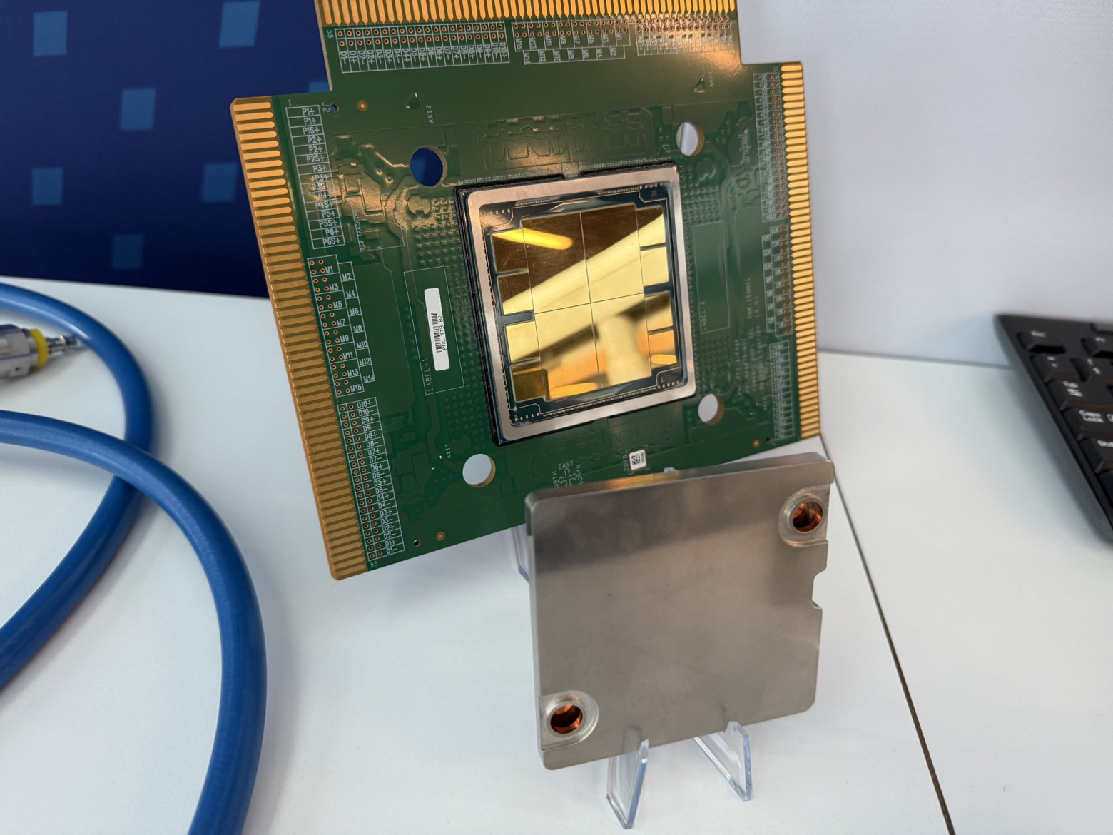 Чип размером с плитку шоколада: тестовый Jaguar Shores от Intel засветился онлайн - 1